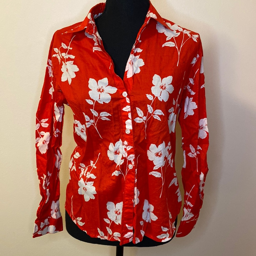 💖 2/$25 Liz Claiborne Petite Red and White Floral Button Up Shirt